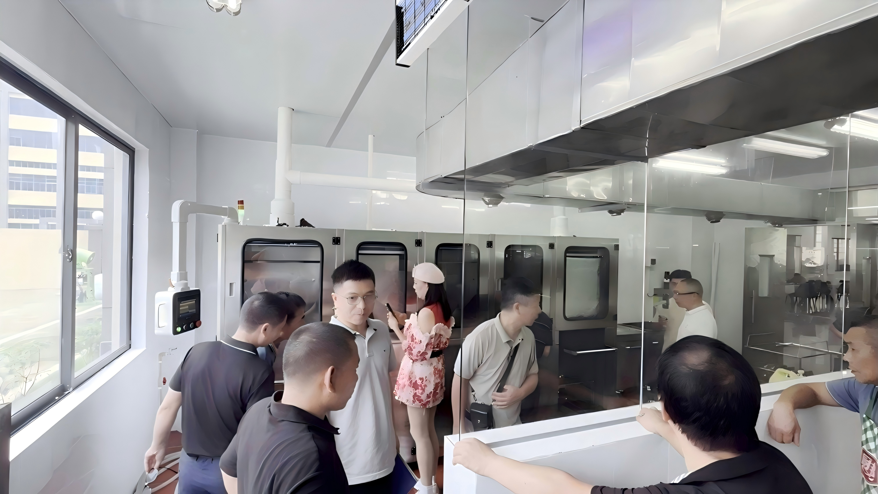 明机亮洁-食客们观看洗碗过程(1).png